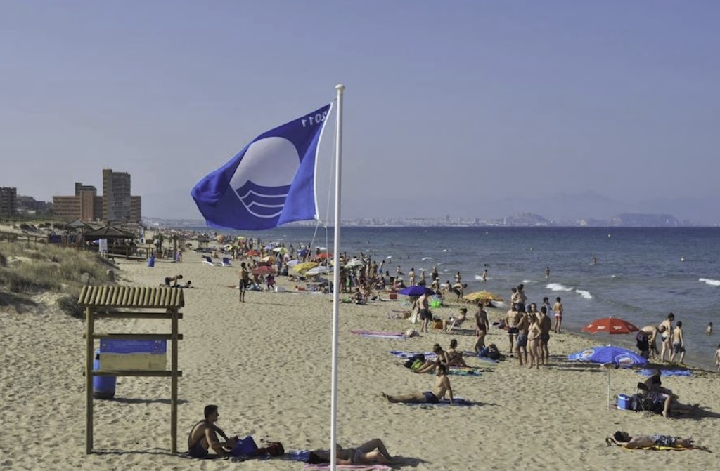 Las playas de Dénia se tiñen de azul